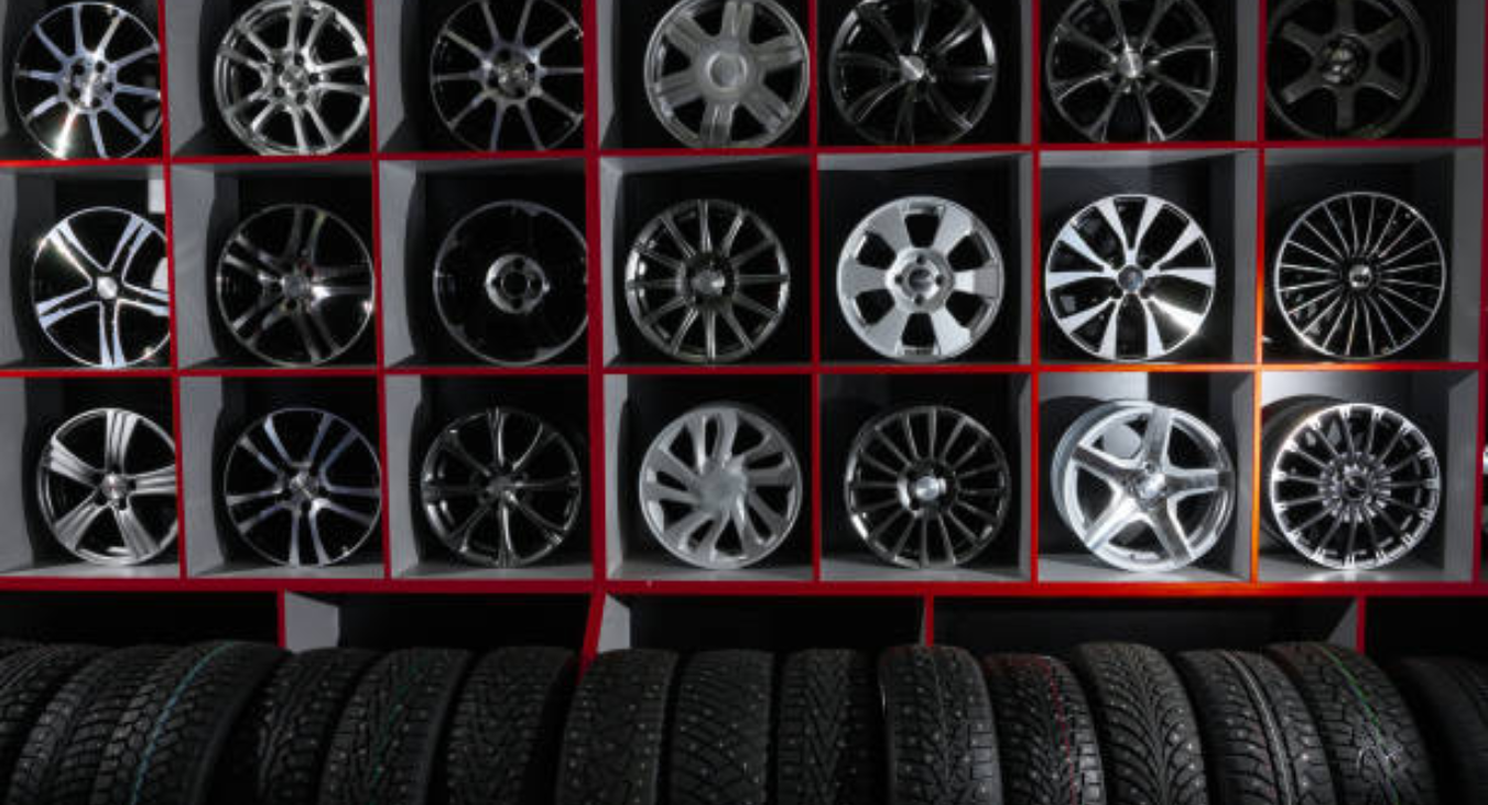 Chrome multi-spoke alloy rim detail